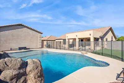 Image de Cozy Home with Pool + Water Slide + Safety Gate!