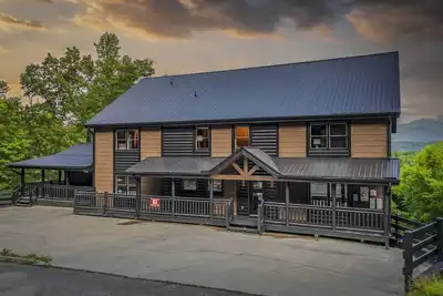 Image de Star-A-Lago Lodge: 11-Bedroom Smoky Mountain Cabin with Pool, Hot Tubs, Theater, and Game Room