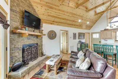 Image de Fireplace, Mtn View! Cabin 12 Mi to Harrahs Casino