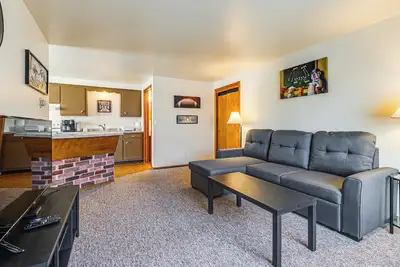 Image de 2 Mi to Dwtn Green Bay: Ideally Located Townhome!