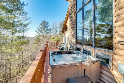 Image de Scenic Helen Retreat w/ Fireplace & Hot Tub!
