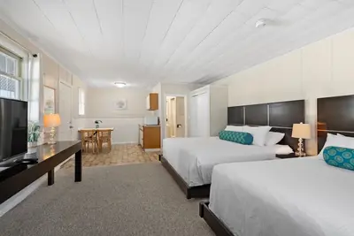 Image de Ground-Floor Studio w/ 2 King Beds & Kitchenette (103)