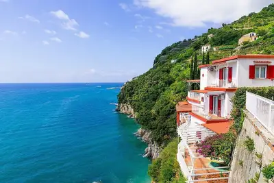 Image de Villa Furina: A bright and sunny four-story villa built on the sloping cliff in front of the sea, with Free Wi-Fi.