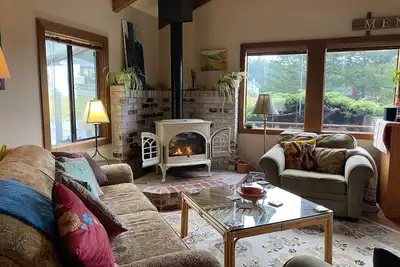 Image de Lovely Craftsman light filled 2 bedroom 2 bath house in Mendocino