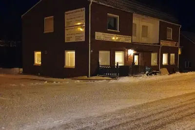 Image de 8 bedrooms 10 beds and 3 kitchens distributed in 3 apartments in the same house.