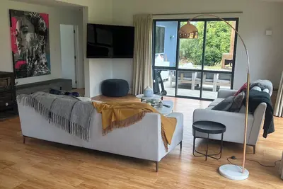 Image de Peaceful warm and sunny beautifully furnished half an acre 7 mins walk to lake