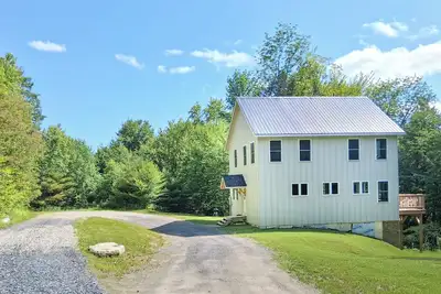 Image de Brand new family home nestled in the woods close to Waterbury, Stowe, and Sugarbush with a hot tub