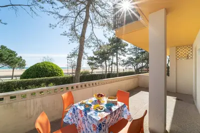 Image de Grand appartement avec vue frontale sur la mer