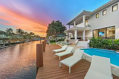Image de Waterfront Villa / Heated Pool, Gameroom, Sleeps12