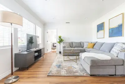 Image de Charming Spacious Home - Modern Comforts, Prime Location