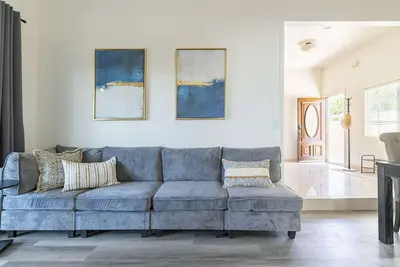 Image de Elegant Retreat Modern Comforts, Prime Location