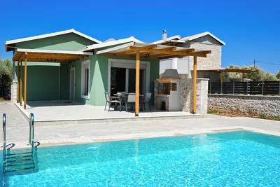 Image de Small Halipoma Laertes into Lefkada town & close to Ai Giannis beach