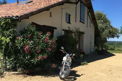 Image de Maison landaise typique et ancienne dans un grand parc tranquille
