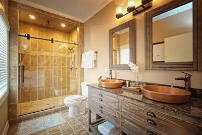 Image de Charming waterfront hotel in serene Suffolk with WiFi, Ac