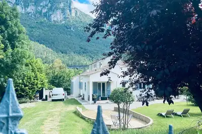 Image de Riverside villa with stunning views.