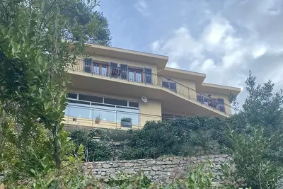 Image de 3-bedroom renovated, quiet house in charming Bajardo with WiFi, family-friendly.