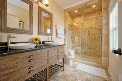 Image de Waterfront Hotel Suite with Balcony