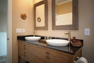Charming Waterfront hotel in Suffolk with Balcony, WiFi and Ac