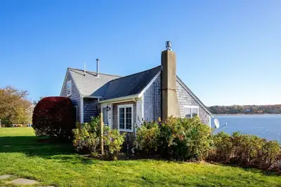 Image de 2025 Bell Buoy: Adorable Cottage w/ Sparkling Town Cove Views, Pet Friendly!