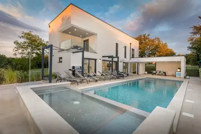 Image de Villa Luce Verde - belle villa avec piscine privée chauffée, bain a remous et sauna pres de la ville de Porec et de ses plages