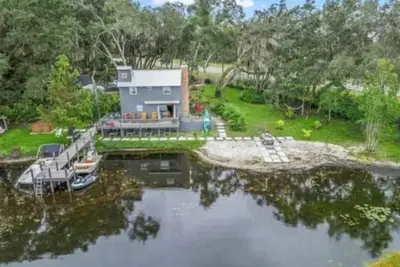 Image de cozy lakeside retreat