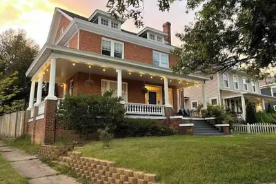 Image de Spacious Duplex for Groups Fenced Sleeps 6-10