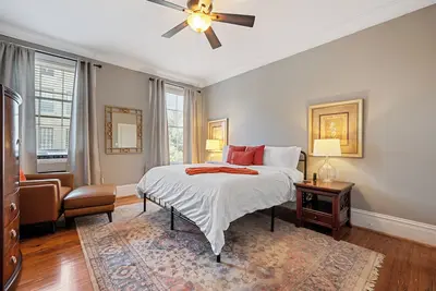 Image de Steps from River Street – Walk to Bars, Shops & Dining!