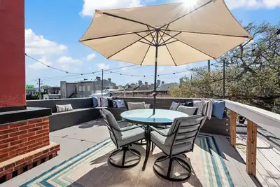 Image de Top of York, Rooftop Patio, 3 Bathrooms, and Movie Room