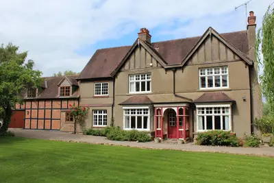 Image de Spacious 9-bedroom house in delightful Whitbourne with great outside space.