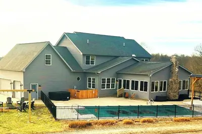 Image de Spacious Getaway for 22 w/ Pool, Hot Tub & Huge Game Room – Perfect for Groups!