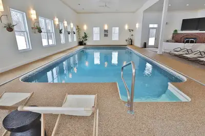 Image de Secluded estate sleeps 21! Huge Indoor Heated pool! Sauna and Hot tub