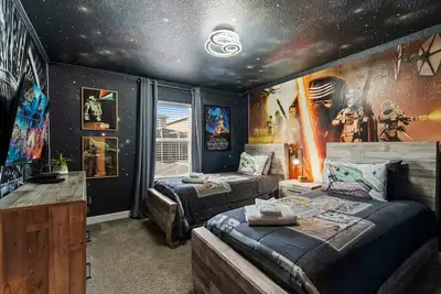 Image de Chic 4br Home with Mickey & Star Wars Rooms