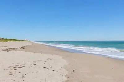 Image de Beach Time Retreat: Enjoy the Comforts of Coastal Living