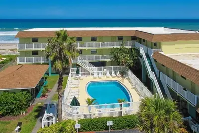 Image de Scenic Pool View Room: Your Romantic Getaway Spot | Free Parking