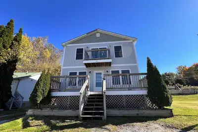 Image de Newly renovated spacious home with amazing views of Lake Champlain