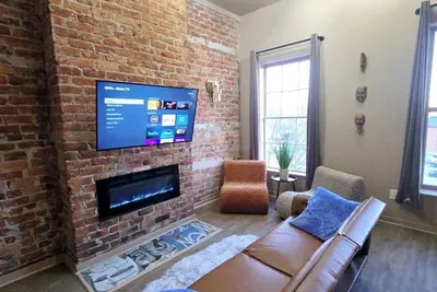 Image de The Henry Lofts 2-bedroom apt. , dog friendly fenced yard, arcade, coffee shops