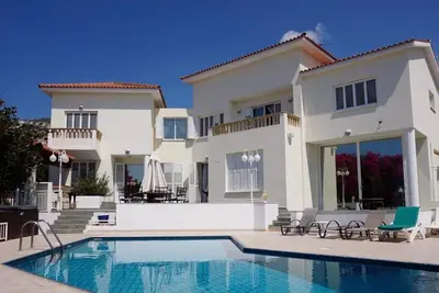 Image de Spacious & Private 6 bed villa close to Peyia - 5bed villa + 1bed granny annex