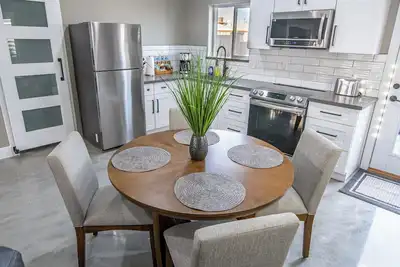 Image de 2-bedroom Home-casita, private backyard with grill, putting green, cornhole