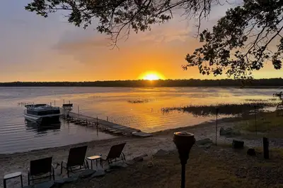 Image de Escape to a Beautiful 4-Bedroom 2-Bath Waterfront Log Home in Danbury, Wisconsin