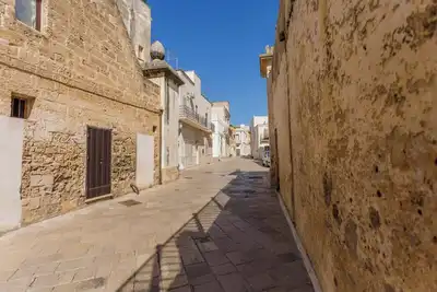 Image de Dell'Anna Court historic center