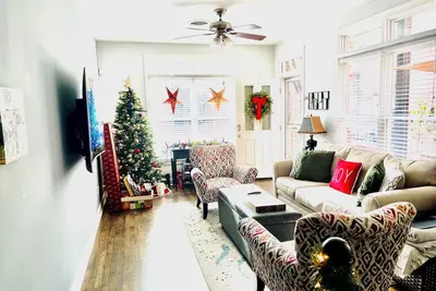 Image de Cozy 2-bedroom Townhome with free parking in charming Downtown Chattanooga