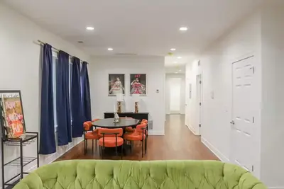 Image de Modern Cozy Retreat, Free Parking, Wi-Fi, Near Dining and Downtown.