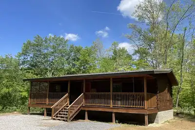 Image de Charming secluded 2br Cabin with hot tub and a view.