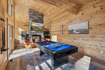 Image de Bearodise by Beyond Expectations: Cabin w/ Hot Tub, Fire Pit & Game Room