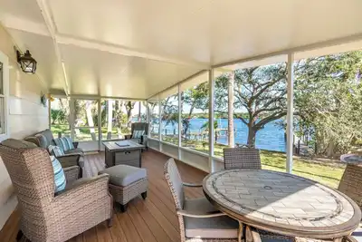 Image de Charming Riverfront 2/2 Cottage with Private Docks, Wifi, Cable, and A/C