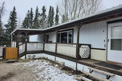 Image de Your adventure starts here! Cozy home, near the rockies! \nSleeps 10.