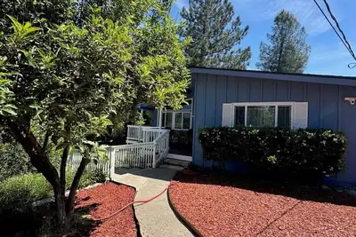 Image de Family friendly 4-bedroom house in Oakhurst with 2 King Bedrooms, Wifi and Hvac.