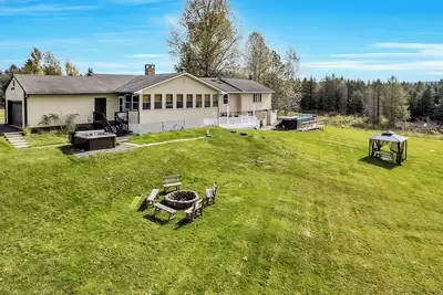 Image de Retreats, 24 Acres, Reunions, Swim Spa, Game Rooms