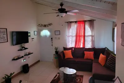 Image de beautiful 2b/2b is located in a gated community in Coral Springs Vallage.