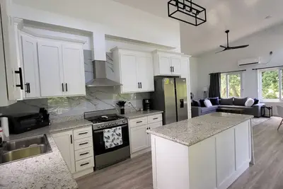 Image de Newly Built 3-Bedroom Tropical Escape with Modern Comforts in Serene Utila! \n\n